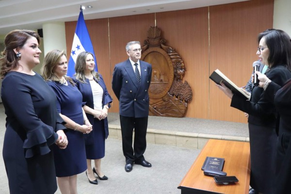 Cancillería hondureña juramenta a cuatro nuevos embajadores