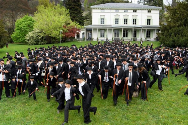 Más de 600 personas se visten de Charlot para celebrar cumpleaños de Chaplin
