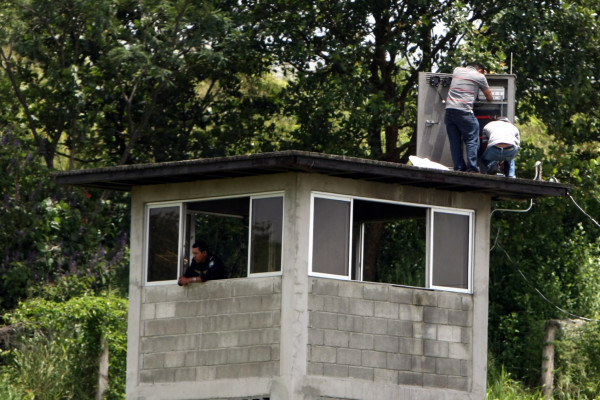 Juan Orlando demanda celeridad a telefónicas en bloqueo de llamadas en cárceles