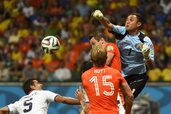 Un inmenso Keylor Navas capoteó el vendaval holandés