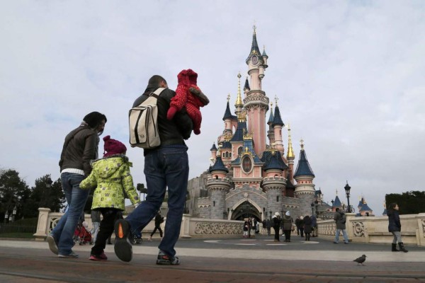 Evacuan Disneyland en París por amenaza de bomba