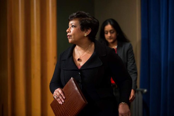 EUA instruye a escuelas a que transexuales usen baños que prefieran  