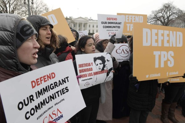Corte examina ley que criminaliza ayuda legal a inmigrantes