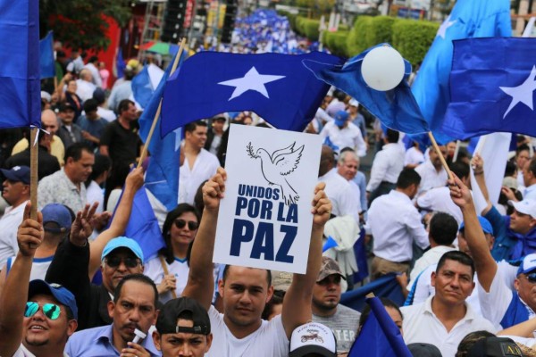 Nacionalistas salen a las calles a pedir por la paz y demostrar su apoyo a JOH