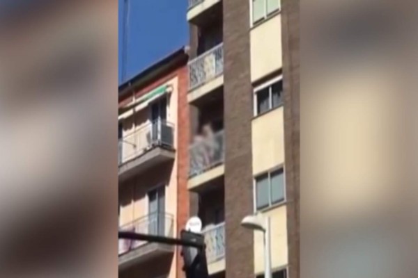 Los vecinos estaban molestos por el exhibicionismo de la pareja.