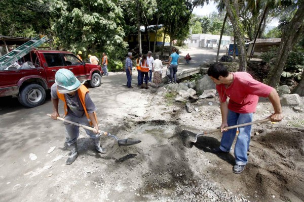 Empresa privada repara puente Armenta
