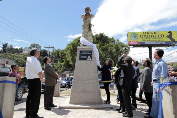 Develan monumento donde fue asesinado Alfredo Landaverde