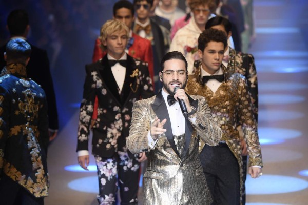 Maluma canta en desfile de Dolce y Gabbana