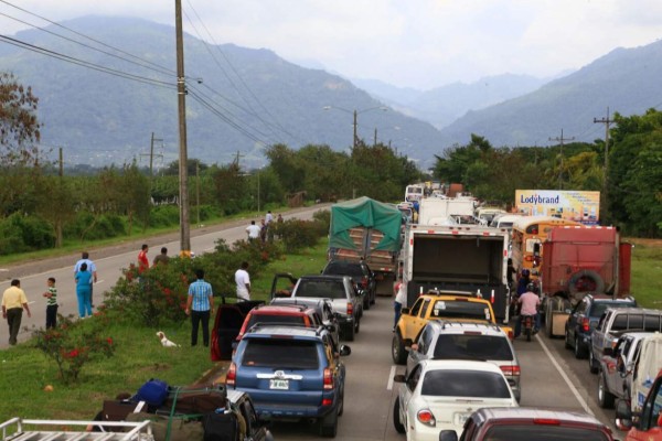 Caos vehicular en puente 'La Amistad' de El Progreso