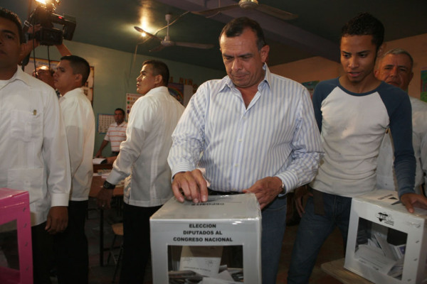 Presidente de Honduras ejerce el sufragio en Juticalpa, Olancho