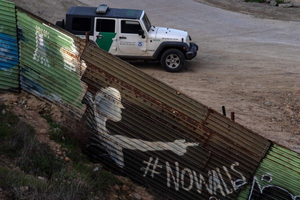 Trump pide pintar el muro en la frontera para evitar que migrantes lo escalen