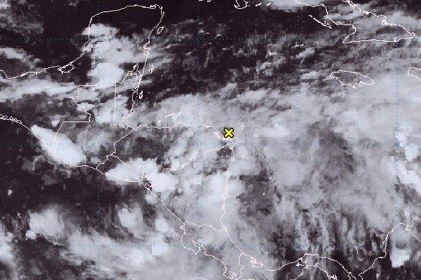 Centroamérica en alerta por sistema ubicado al este de Honduras