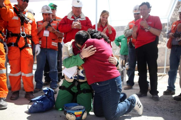 Los 33 de Atacama cuentan los milagros de su rescate