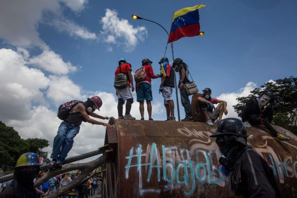 Tres muertos, ocho heridos y saqueos sacuden el estado natal de Hugo Chávez