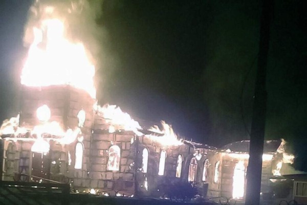 Iglesia patrimonio arquitectónico es consumida por el fuego en Costa Rica