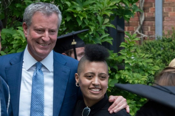 Policía detiene a hija del alcalde de Nueva York mientras se manifestaba