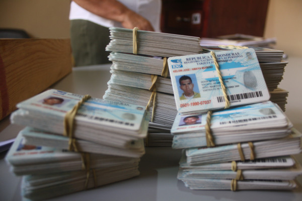 Llegan 500 cédulas de hondureños a Miami