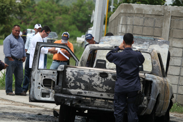 Matan y queman a dos hombres dentro de carro