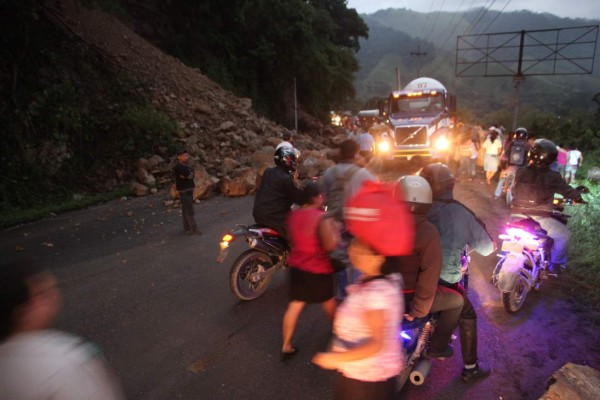 Derrumbe interrumpe el paso hacia el occidente de Honduras