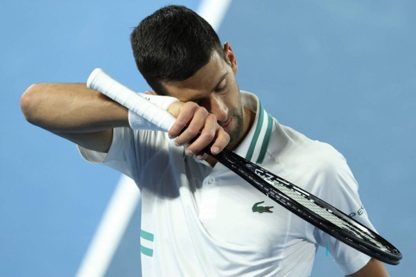 Australian Open: Djokovic logra su victoria 300 en Grand Slam con dolor