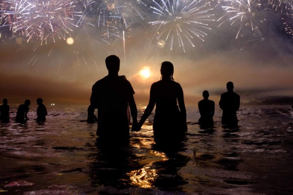 El mundo recibe el 2016 con luces y esperanza