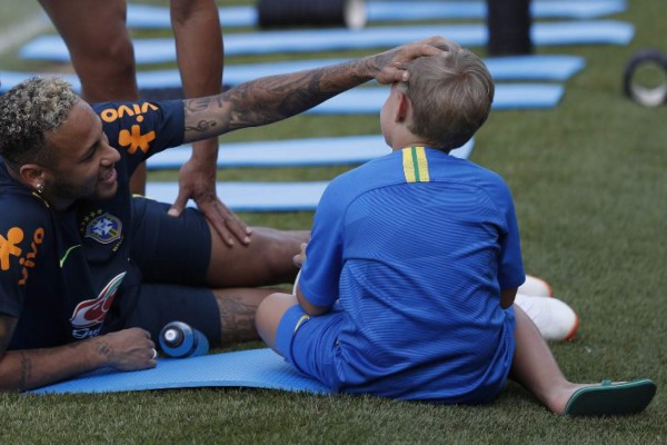 Neymar recibe una tierna visita en el entrenamiento de Brasil