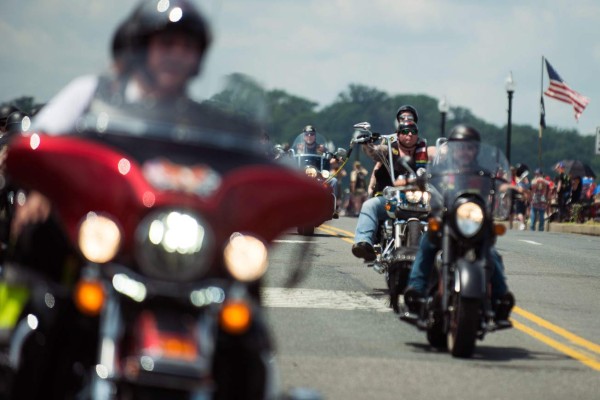Con enorme desfile, motociclistas de EEUU honran a los caídos