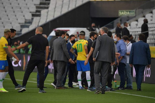 ¡Escándalo! Suspendido el Brasil - Argentina tras interrupción de las autoridades sanitarias