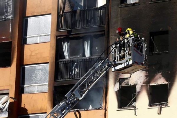 Cataluña: Tres muertos y 16 heridos en incendio en edificio de diez plantas