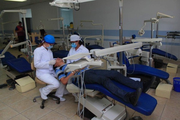 Clínica odontológica de la Unah-VS ofrece servicios de calidad a bajo costo