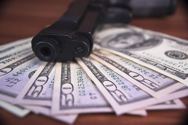 Asalta un banco y arroja el dinero desde un balcón a la calle    