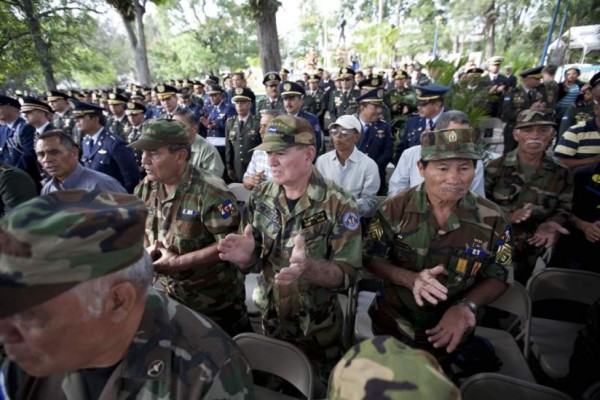 Militares hondureños conmemoran aniversario del fin de la guerra con El Salvador