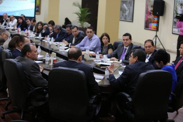 Juan Orlando socializa con empresarios un plan para generar empleos