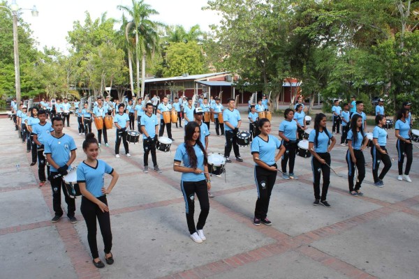 Practican hasta siete horas diarias para festejar a la patria