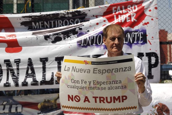 MEX001. CIUDAD DE MÉXICO (MÉXICO), 05/03/2018.- Personas protestan hoy, lunes 5 de marzo de 2018, en la embajada de Estados Unidos en Ciudad de México (México). Los manifestantes se pronuncian en contra de la visita de Donald Trump de San Diego a Tijuana el próximo 13 de Marzo, y apoyan la caravana de Nueva York a Washington de 11 'dreamers' que exigen al congreso una ley DACA. EFE/Sáshenka Gutiérrez