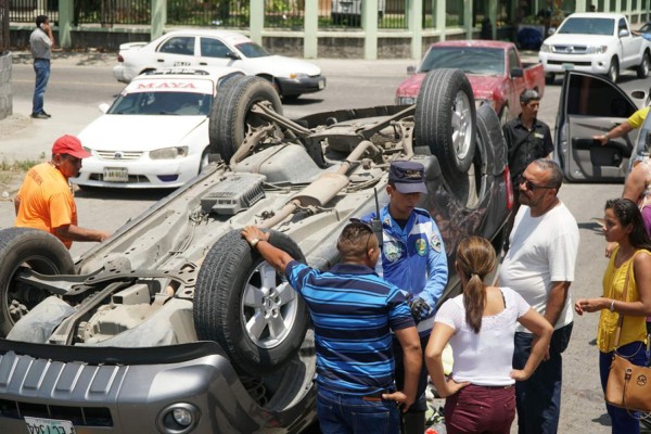 Familia sale ilesa en aparatoso accidente