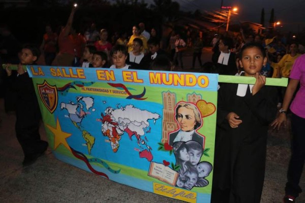 Los estudiantes realizaron una caminata con antorchas para dar inicio a la semana lasallista.