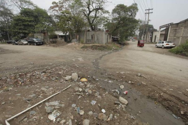 Pobladores reclaman pavimento en calle de la colonia La Puerta