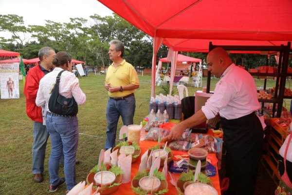 Sampedranos se dan cita al Mercado del Agricultor y Artesano