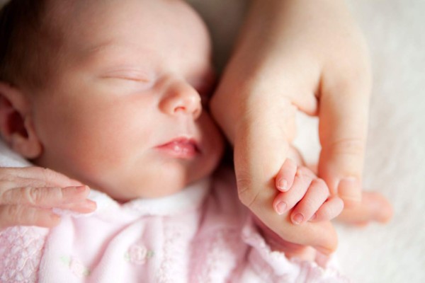 Los bebés sienten el tacto de forma distinta