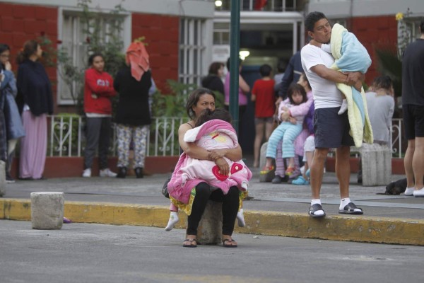 Continúan rescates entre la fe y el pánico por nuevo sismo en México