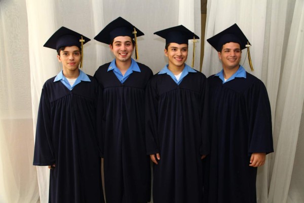 Alumnos de la Escuela Internacional Sampedrana se gradúan