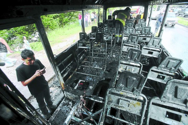 Motorista de bus incendiado está entre la vida y la muerte