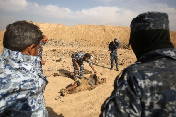 Descubren fosa común con 100 cadáveres en Irak