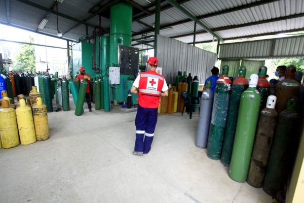 Extensas filas para comprar oxígeno en Honduras