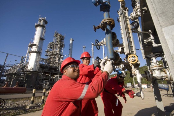 Exportaciones petroleras de México cayeron 44.2% este año