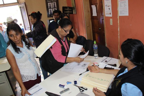 Entregan bonos a alumnos con excelencia académica