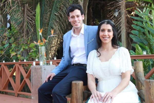 Andrea Handal y Roberto Álvarez firman acta de boda civil