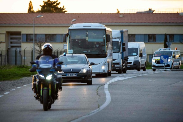 Francia: Varios pasajeros repatriados de China presentan 'síntomas' de coronavirus