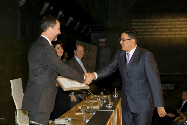 Hondureño, Teddy Mendoza, honrado por el príncipe Felipe